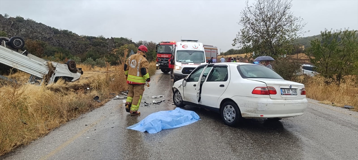 Manisa'da kamyonet ile otomobilin çarpıştığı kazada 1 kişi öldü, 2 kişi yaralandı