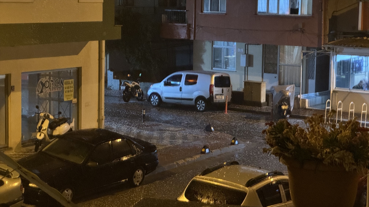 Çanakkale'de gök gürültülü sağanak ve dolu etkili oldu