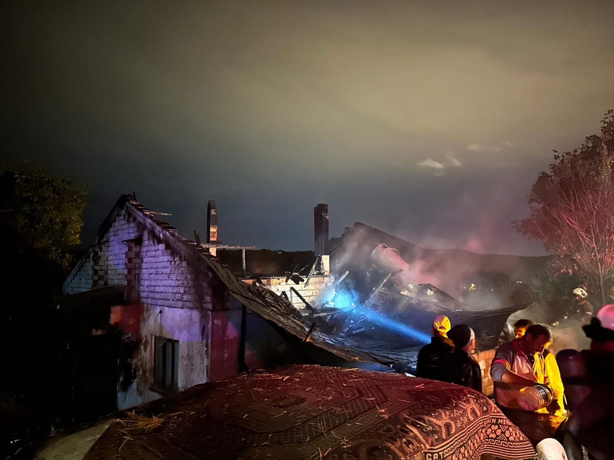 Uşak'ta saman deposunda başlayıp eve ve otomobile sıçrayan yangın söndürüldü