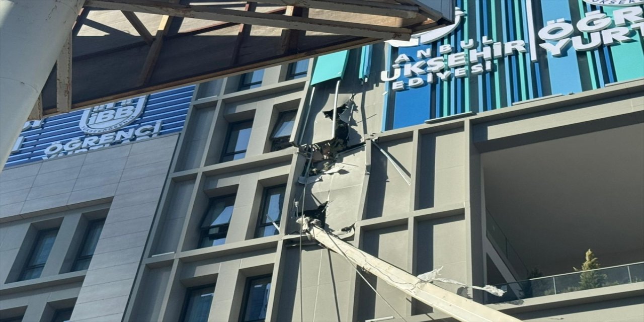 Şişli’de kız öğrenci yurduna devrilen vinç paniğe yol açtı, can kaybı yaşanmadı