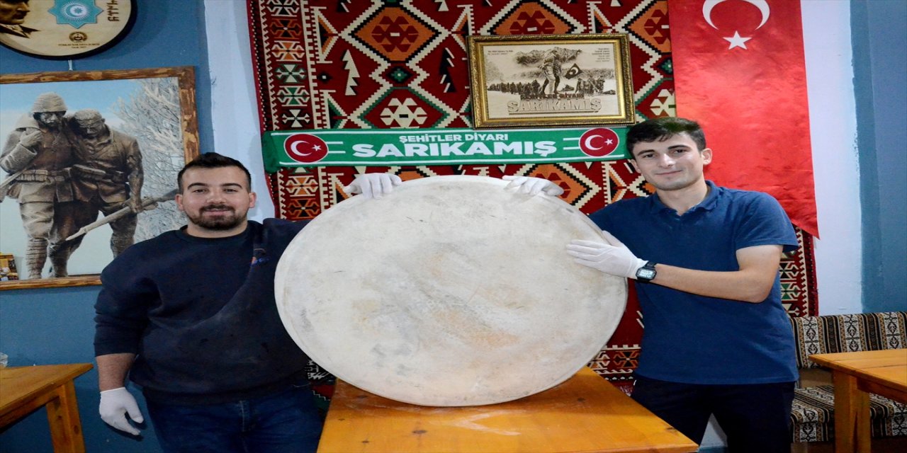 Kars’ta sezonun ilk gravyer peyniri tezgahlarda: Kilogramı 900 liradan satışa sunuldu