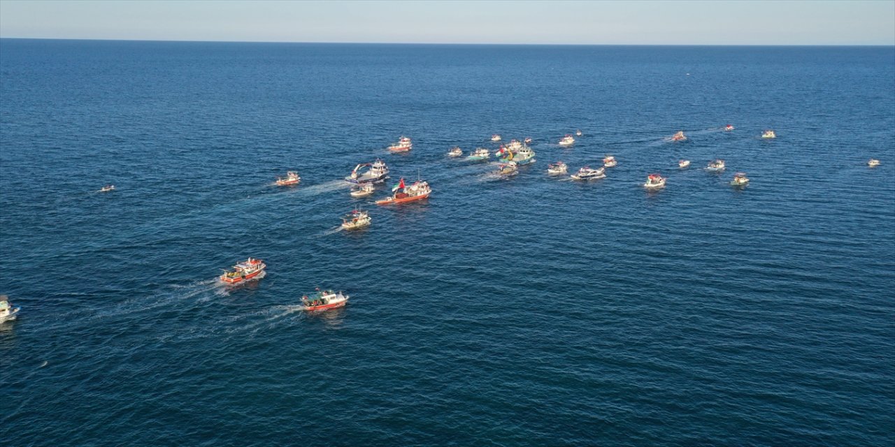 Ordu, Giresun ve Rize’de denizciler Filistin’e destek için teknelerle denize açıldı, sloganlarla Gazze’ye mesaj verdi