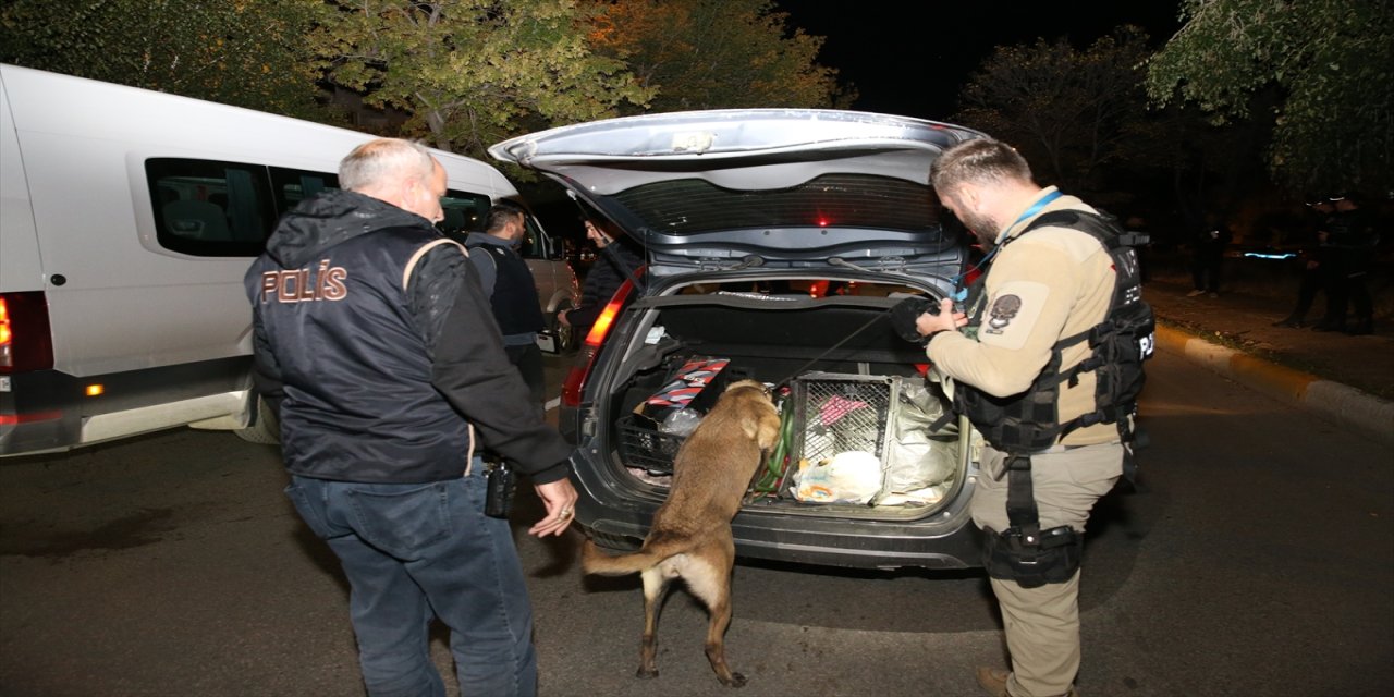 Erzurum’da polis ekipleri huzur ve güven için 5 noktada “narko alan” uygulaması yaptı.