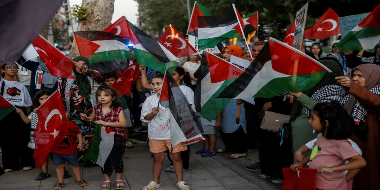 Silifke’de “Gazze Halkı ve Sumud Filosu’na Destek Buluşması”nda katılımcılar Filistin için bayrak ve pankartlarla yürüdü