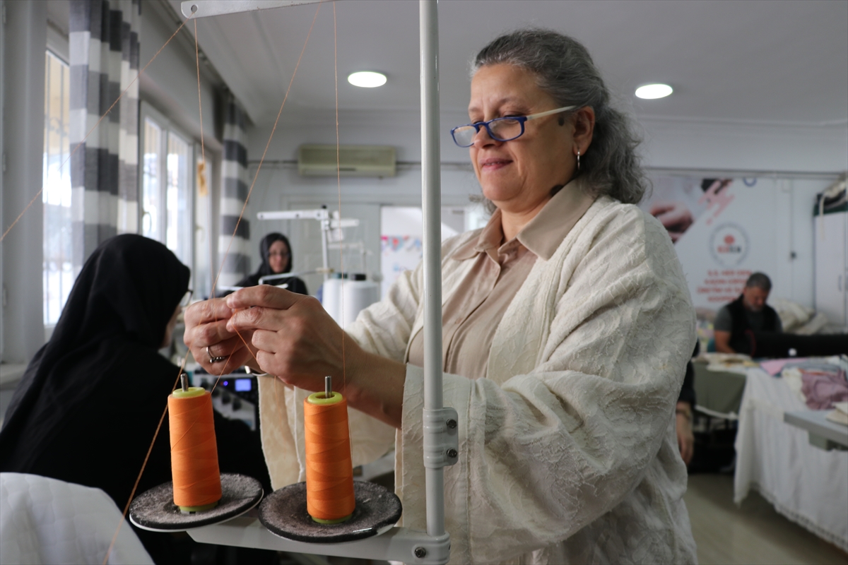Bursa'da kooperatifleşen kadınlar ev tekstili üretimi yapıyor