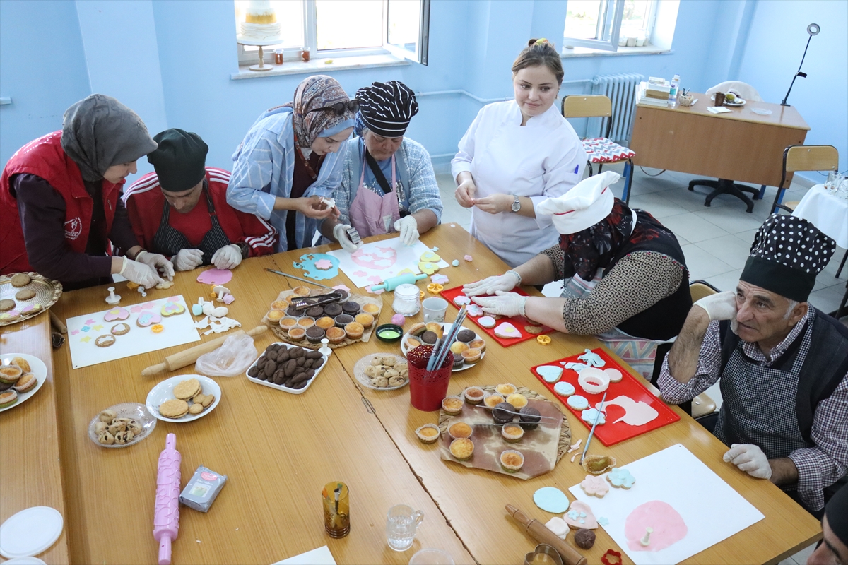 Erzincan'da özel gereksinimli bireyler pasta ve kurabiye yaparak sosyalleşiyor