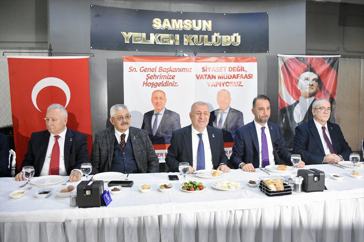 Zafer Partisi Genel Başkanı Ümit Özdağ, Samsun'da basın mensuplarıyla buluştu