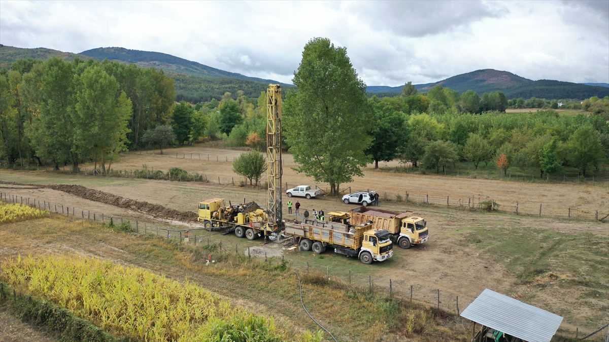 İl Özel İdaresinin yaptığı sondajla suya kavuşan köy sakinleri "bayram sevinci" yaşadı