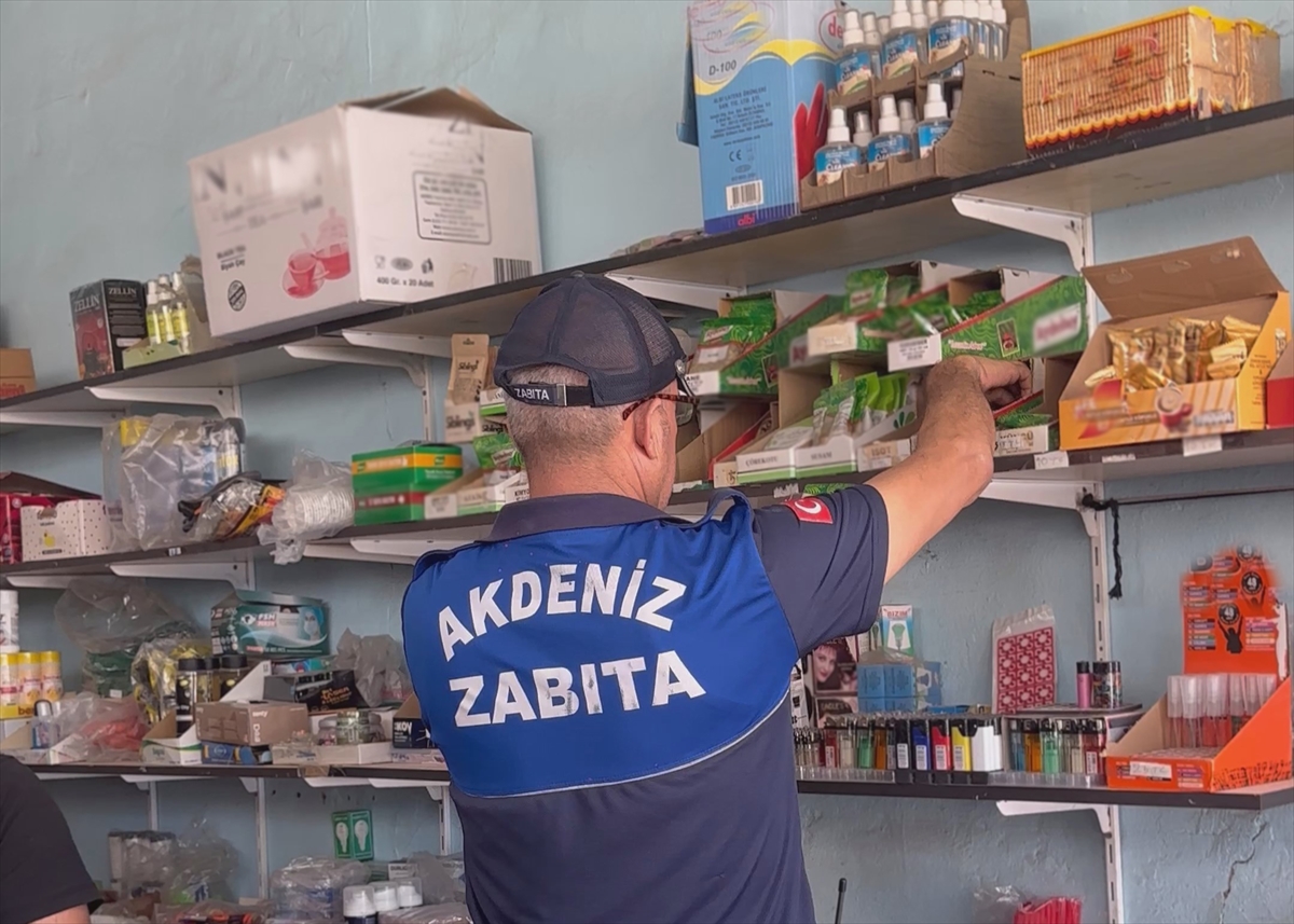 Mersin'de bakkalda son kullanım tarihi geçmiş gıda ürünleri ele geçirildi