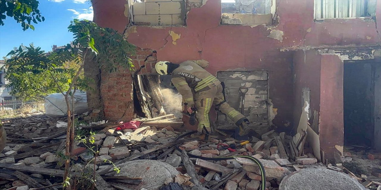 Fatih’te 2 katlı metruk yapıda kısmi çökme paniğe yol açtı, ekipler çevrede güvenlik önlemleri aldı