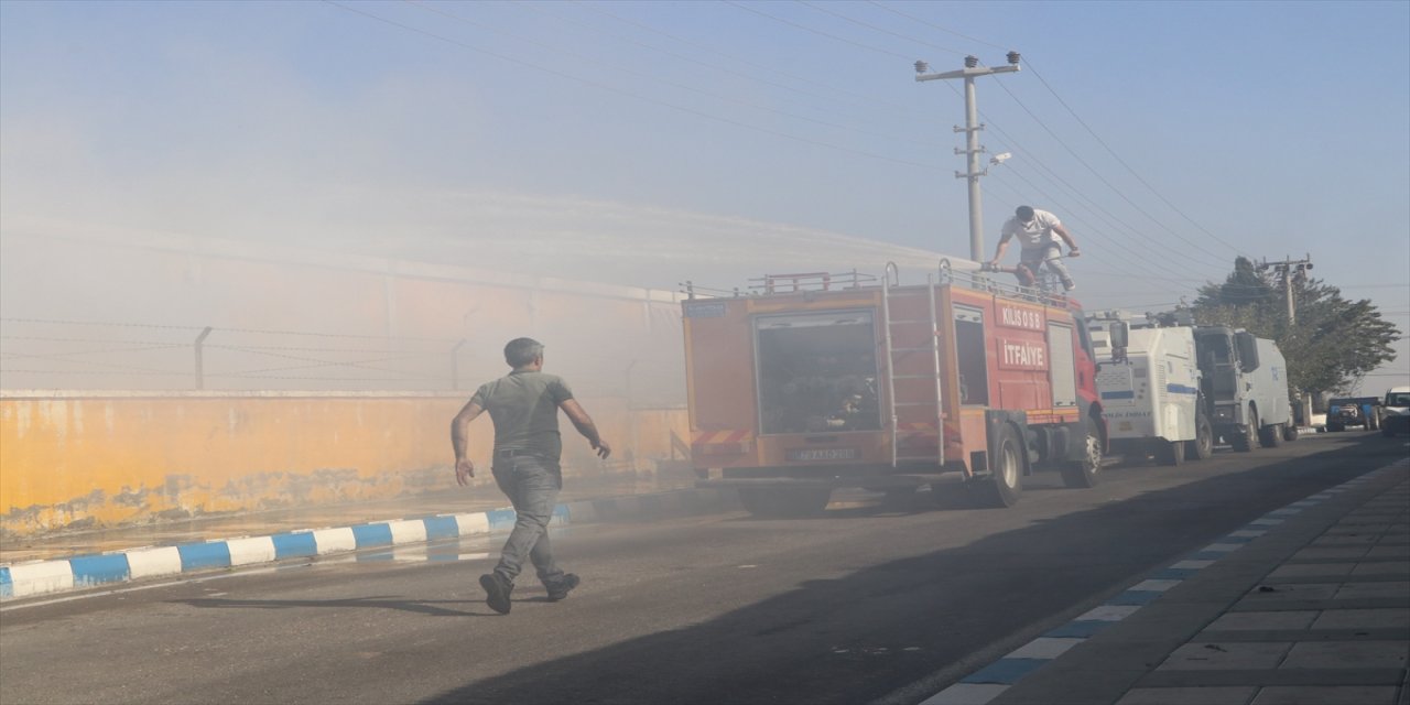 Kilis OSB’de kauçuk fabrikasında çıkan yangın 2 saatte söndürüldü, ekiplerin müdahalesiyle faciadan dönüldü
