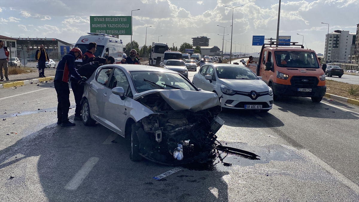 Sivas'ta 3 aracın karıştığı kazada 1 kişi öldü, 4 kişi yaralandı