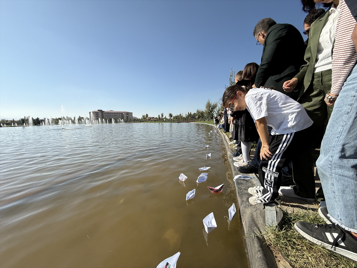 Iğdır'da çocukların yaptığı temsili Küresel Sumud Filosu gemileri gölette suyla buluştu