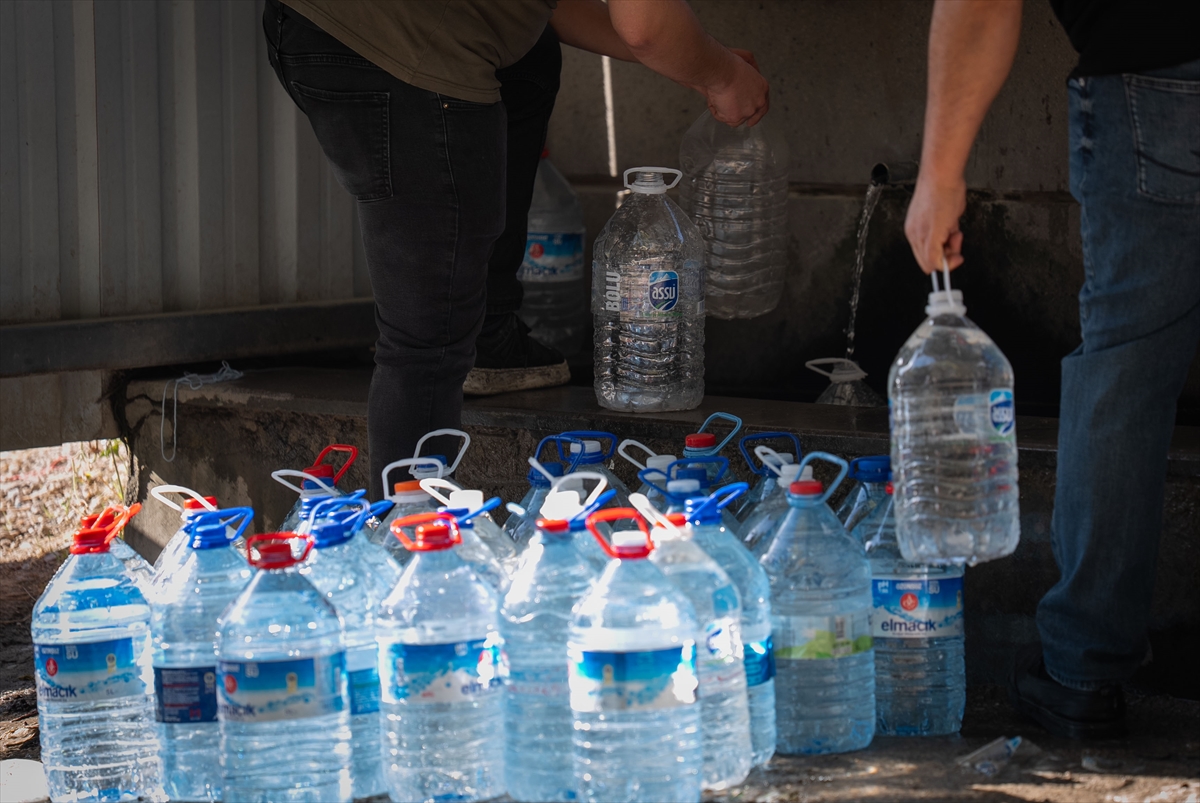 Ankara'da su kesintisinden etkilenen vatandaşlar çeşmelerden su temin ediyor