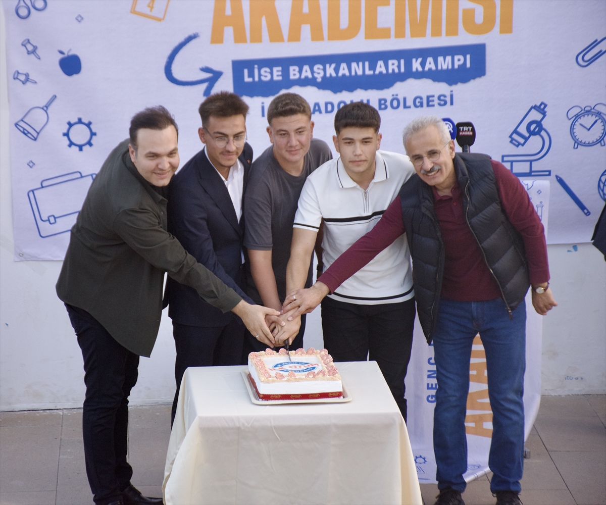 Ulaştırma ve Altyapı Bakanı Uraloğlu, Kırşehir'de gençlerle buluştu