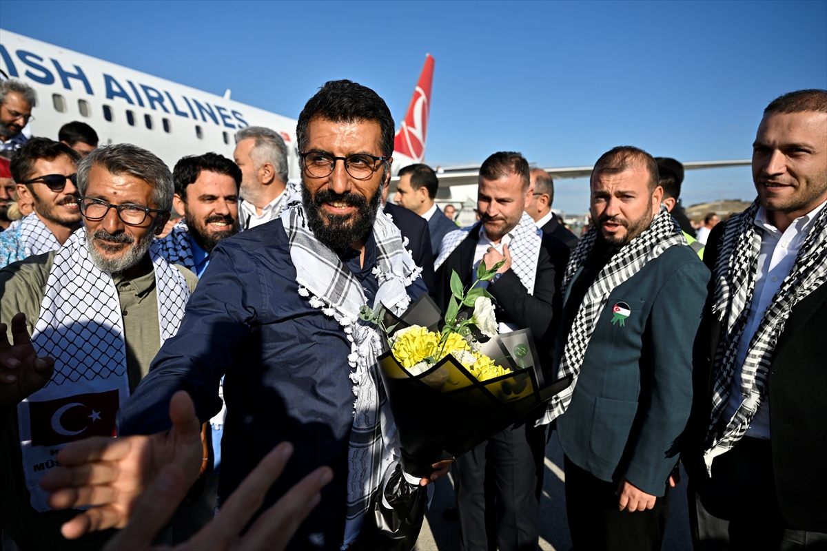 İsrail'in alıkoyduğu Sumud Filosu aktivistleri Türkiye'de çiçeklerle karşılandı