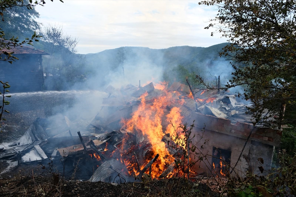 Kastamonu'da çıkan yangında 2 ev zarar gördü