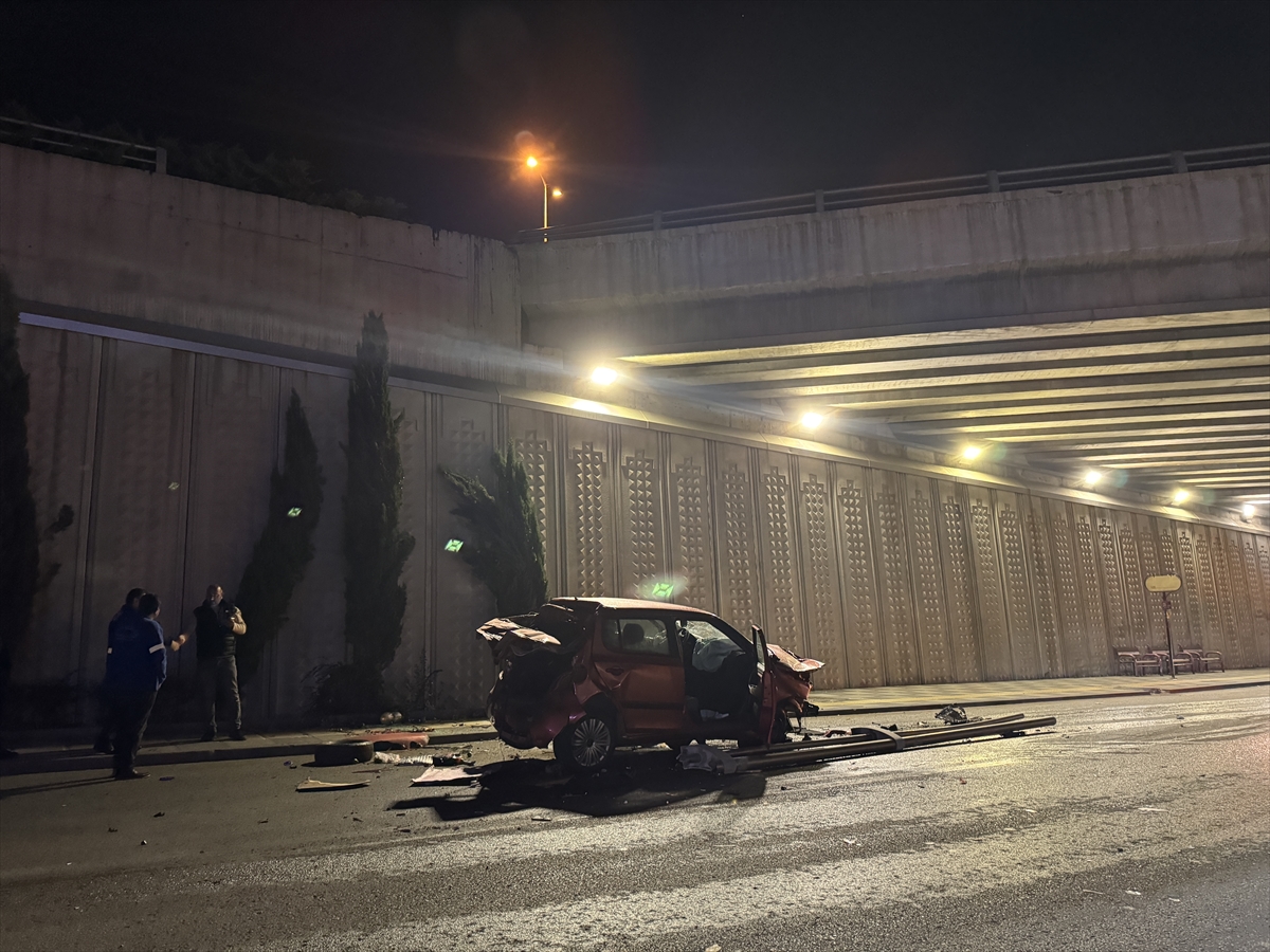 Otomobil köprüden düştü, sürücüsü ağır yaralandı