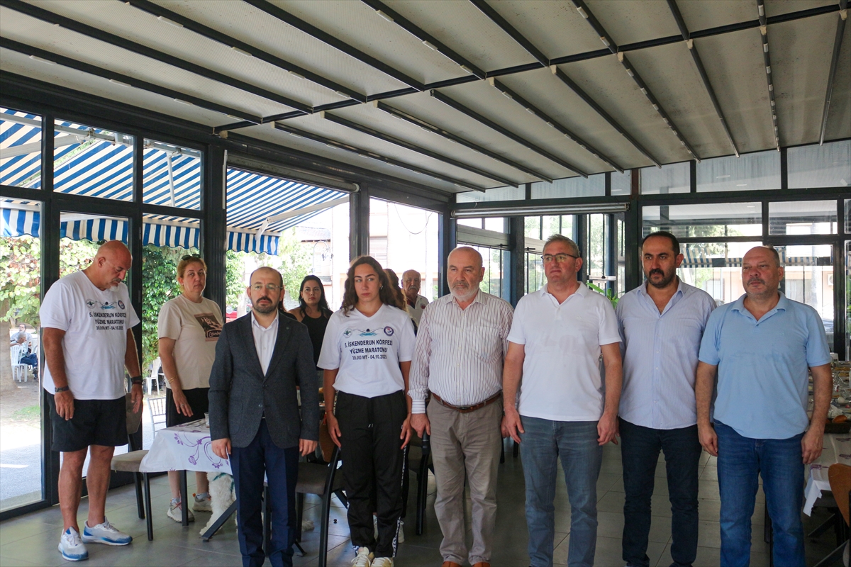 Hatay’da 5. İskenderun Körfezi Açık Deniz Yüzme Maratonu'nu tamamlayan Elif'e ödül verildi