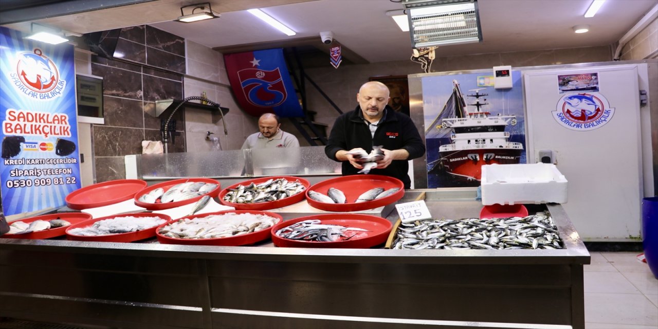 Trabzon’da hamsinin kilogramı 200 TL, palamut 400 TL, çipura ise 450 TL’den satışta