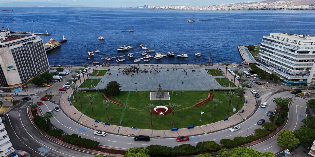 İzmir’de teknelerden Küresel Sumud Filosu’na destek: Türk ve Filistin bayraklarıyla dayanışma