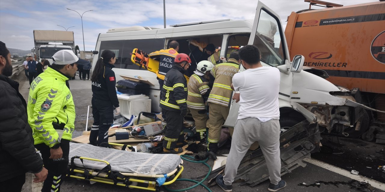 Kütahya’da karavan ve otomobil, yol temizliği yapan araca çarptı: 1 ölü, 1 yaralı