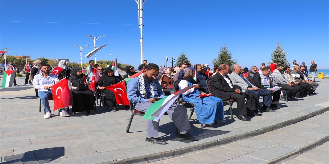 Van'da Sumud Filosu eylemi: Vatandaşlar Van Gölü'nde teknelerle açıldı, dalgıçlar bayrak açtı