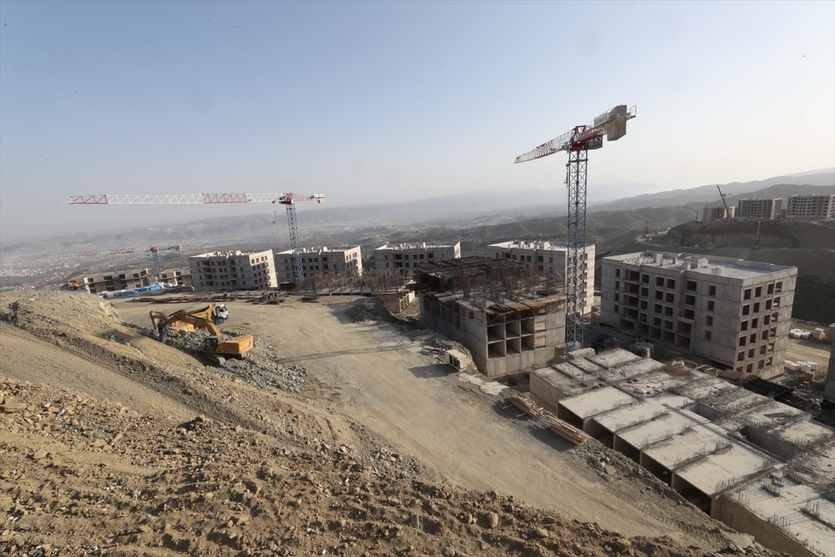 Hatay'da afet konutları ve ticaret merkezlerinin yapımı sürüyor