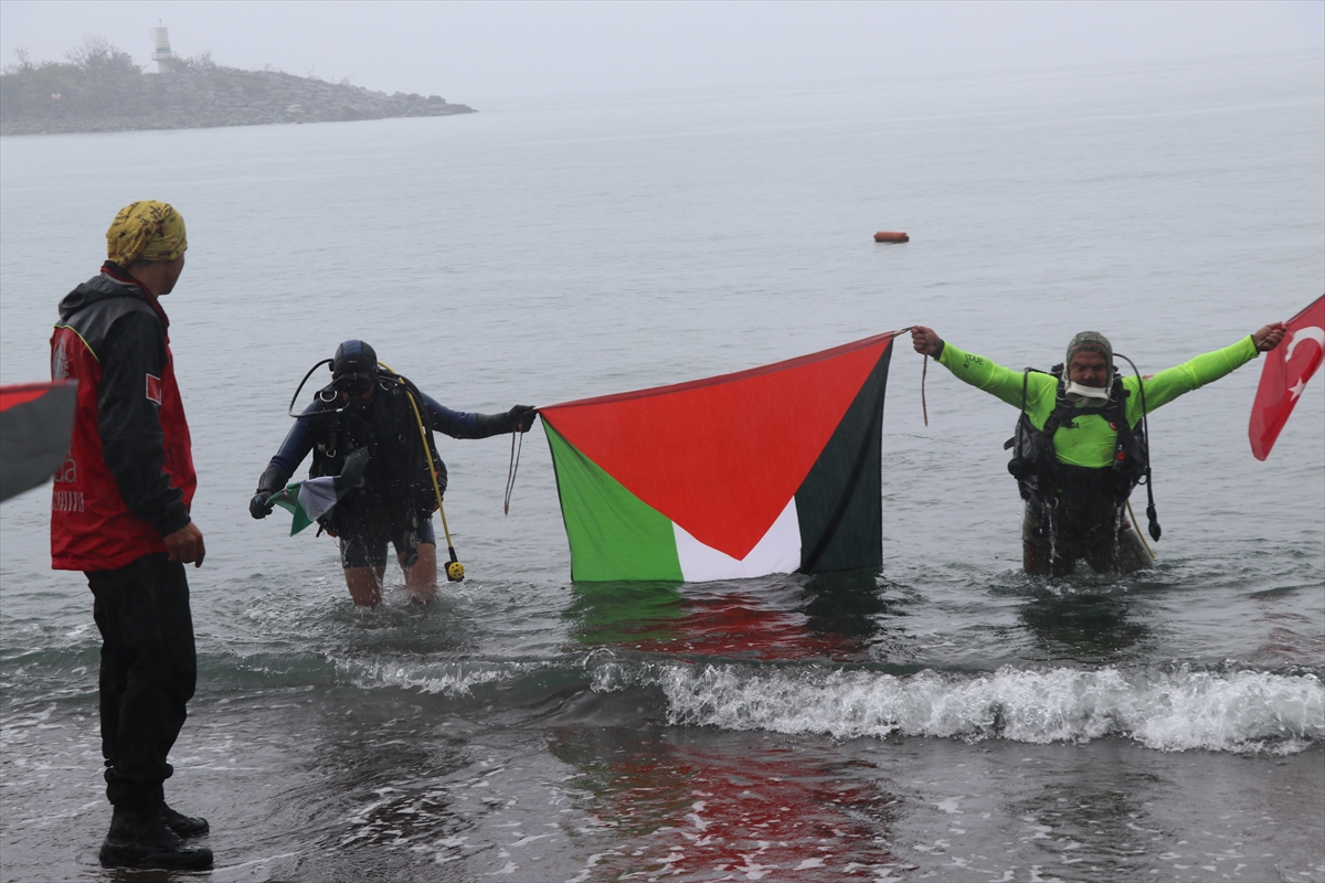 Rize'de arama kurtarma derneği üyeleri su altında Türk ve Filistin bayrakları açtı