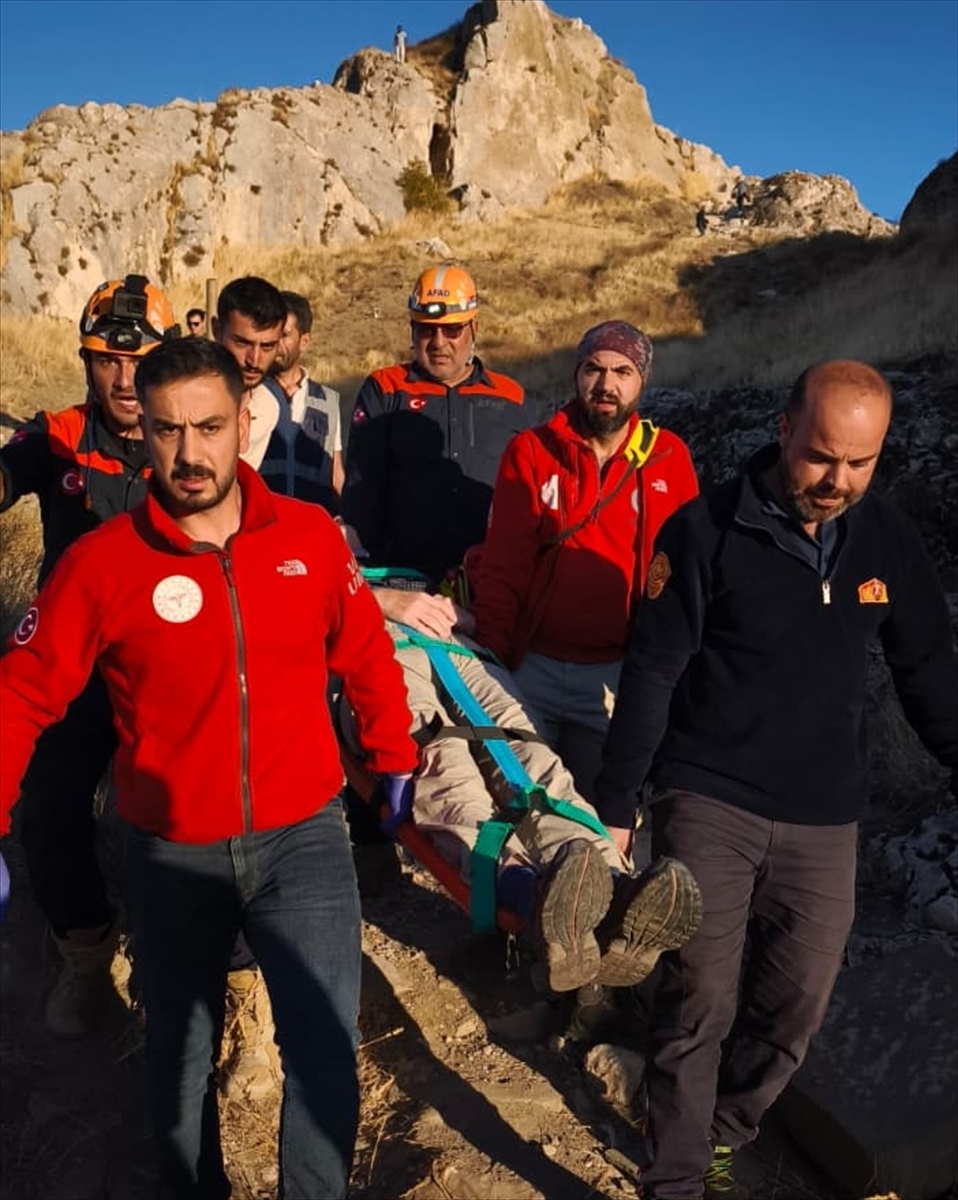 Van Kalesi'nde kayalıktan mağaraya düşen Alman turist hastaneye kaldırıldı