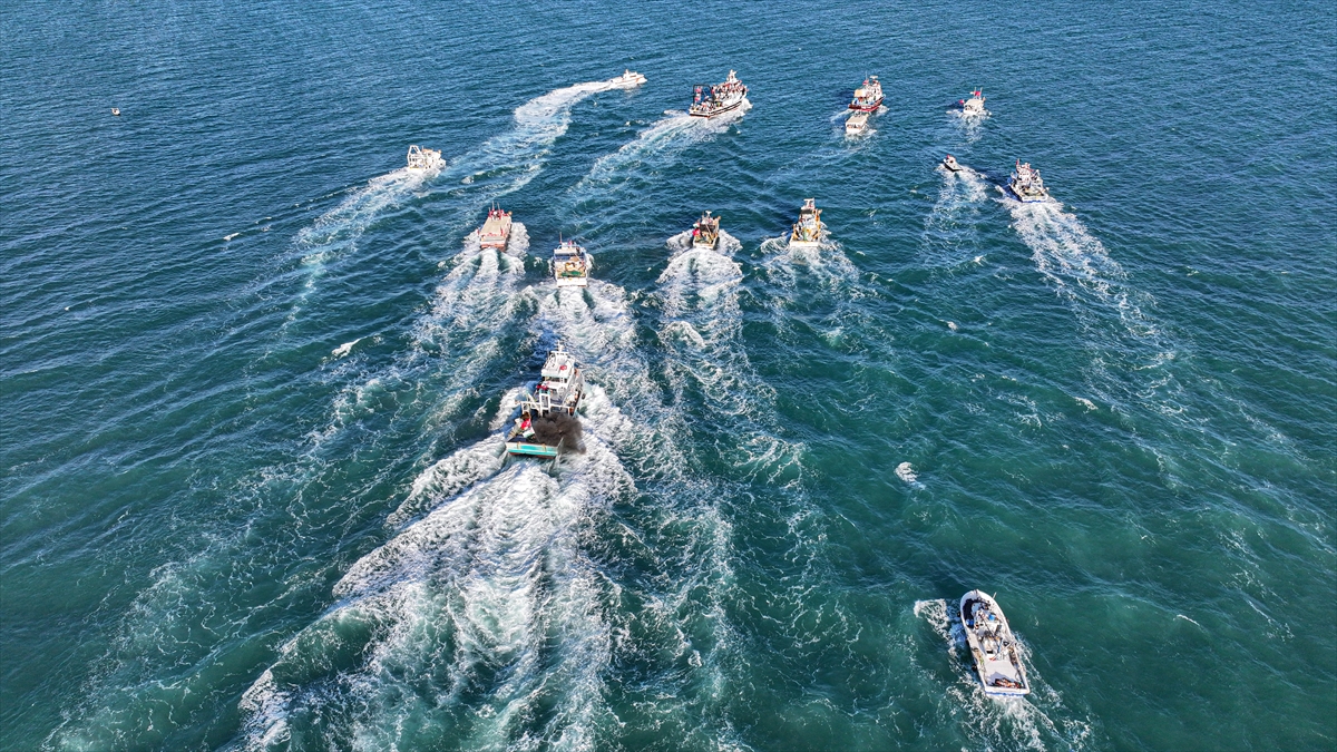Adana'da balıkçılar Filistin ve Küresel Sumud Filosu'na destek için Akdeniz'e açıldı
