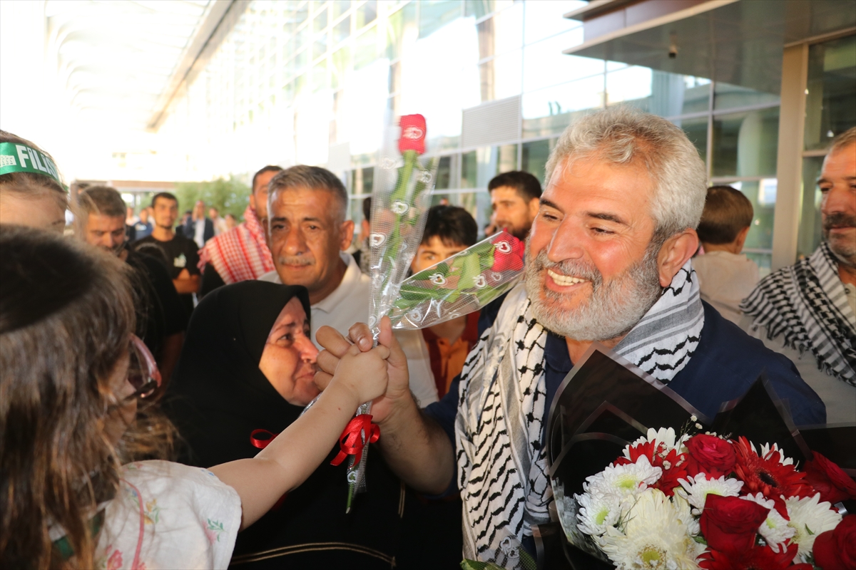 İsrail'in alıkoyduğu aktivistlerden Muhammed Emin Işık Mersin'de karşılandı