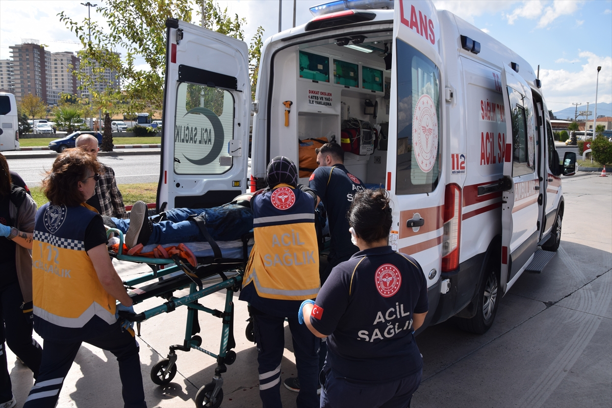 Manisa'da bir kişi eski eşi ve yanındaki kişiyi bıçakla yaraladı