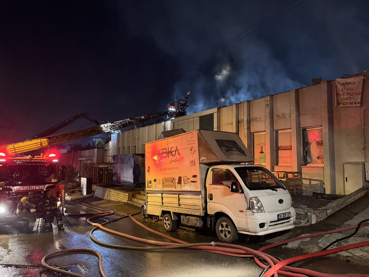 Ümraniye'de mobilya fabrikasında çıkan yangın söndürüldü