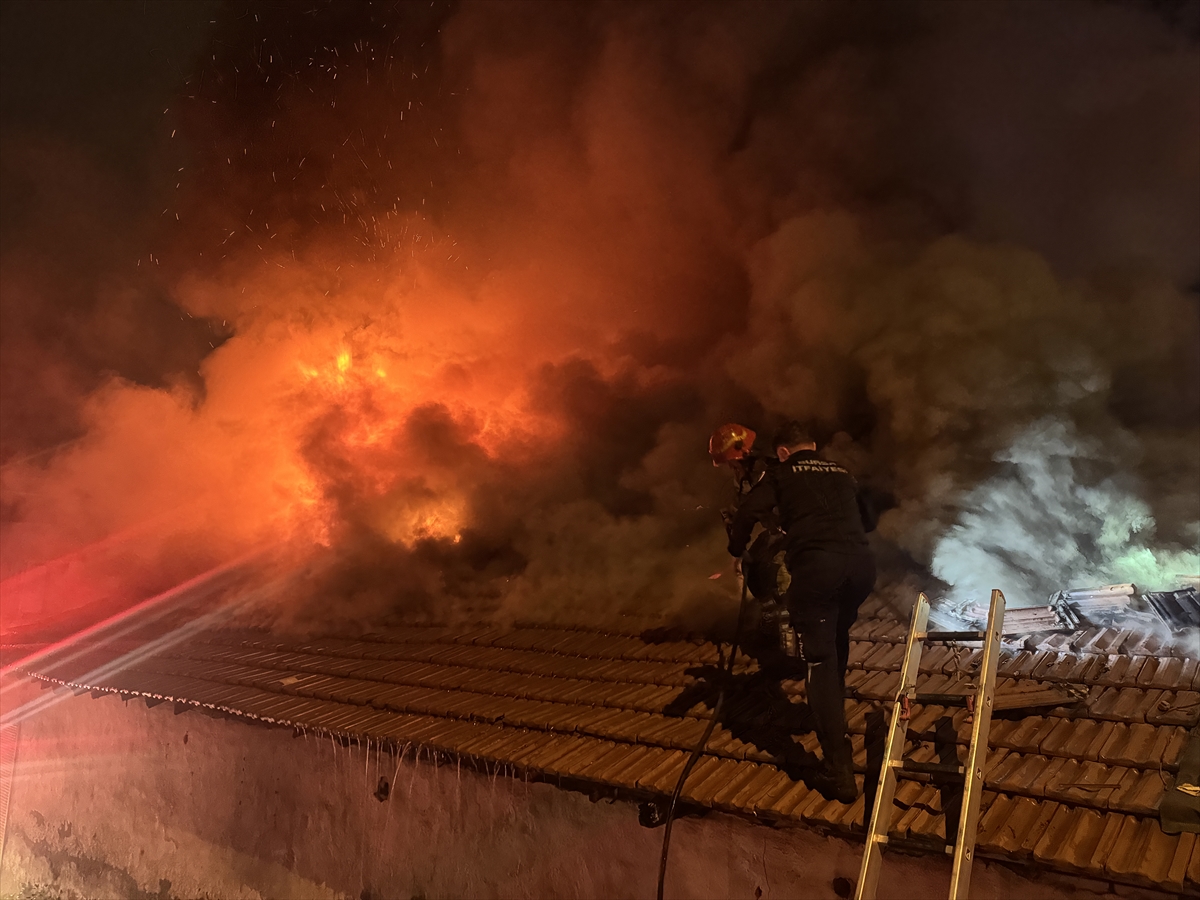 Osmangazi’de yedek parça satılan iş yerinde çıkan yangın söndürüldü