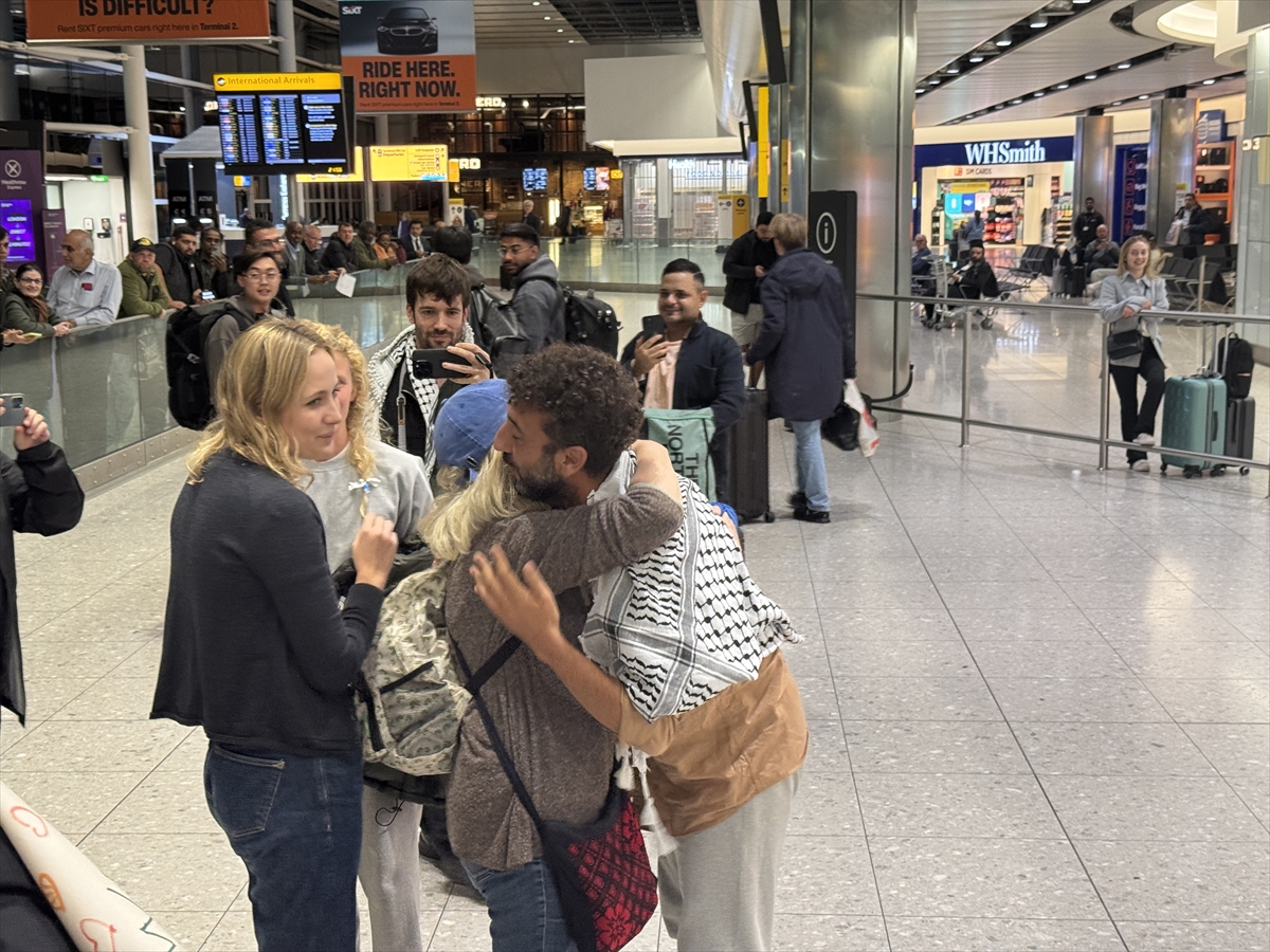 İsrail'in Küresel Sumud Filosu'nda alıkoyduğu 4 İngiliz, ülkelerine ulaştı