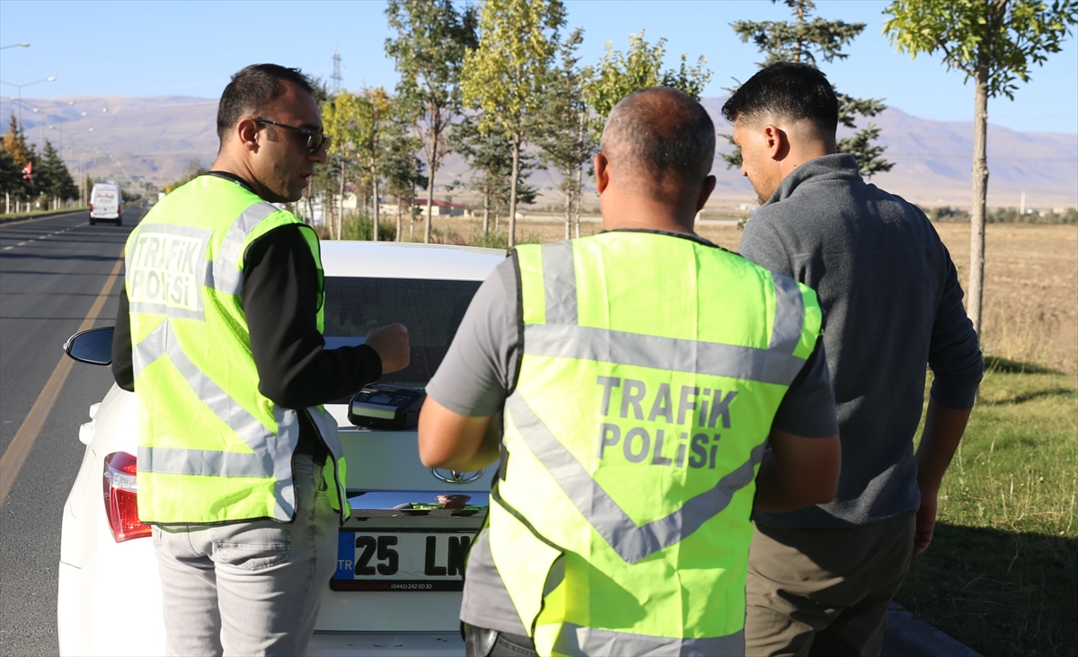 Erzurum polisinden trafik güvenliği için sivil araçlarla denetim