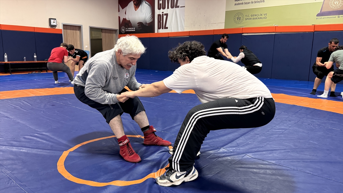 Dünya 3.'sü 55 yaşındaki veteran güreşçi, gözünü altın madalyaya dikti