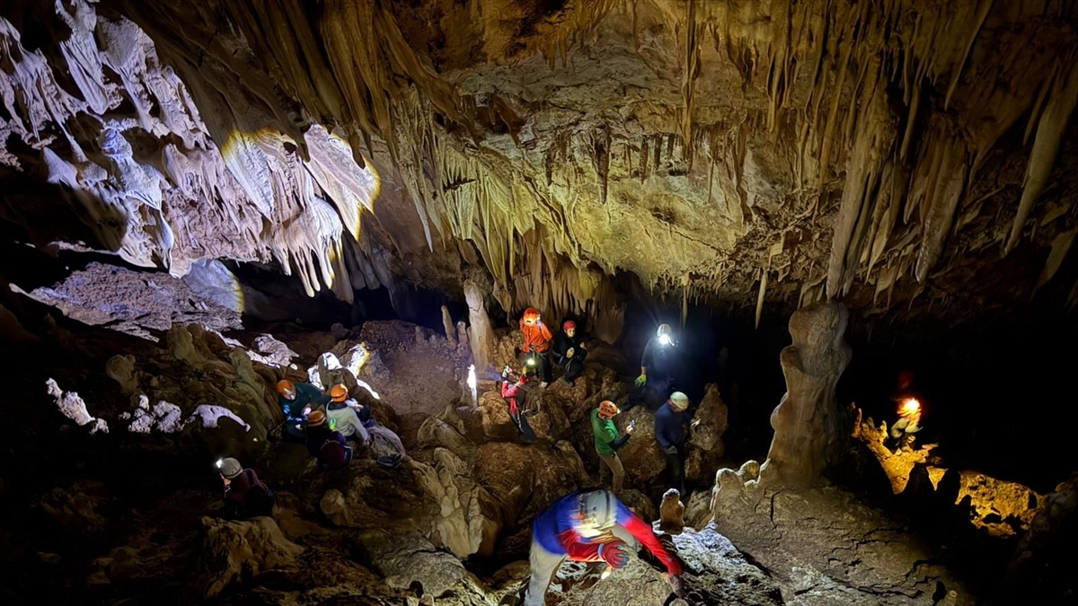Hakkari'de doğaseverler Sümbül Mağarası'nı gezdi