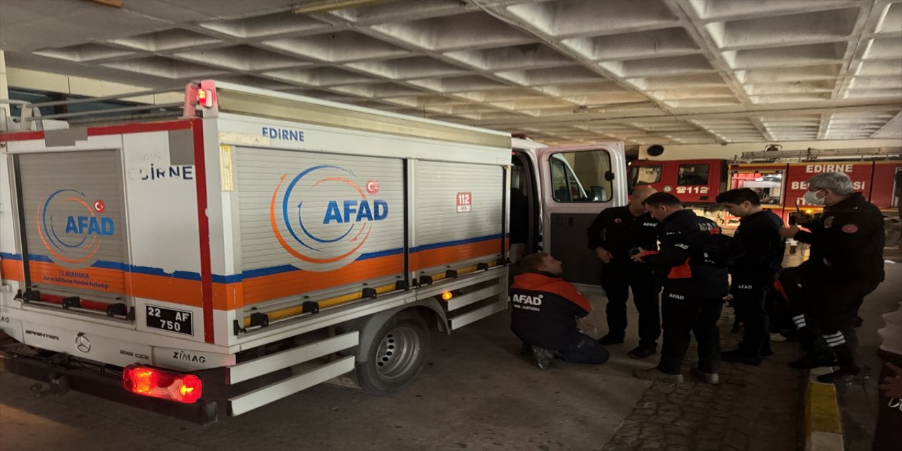 Edirne Sultan 1. Murat Devlet Hastanesinde çıkan yangına ekipler müdahale ediyor