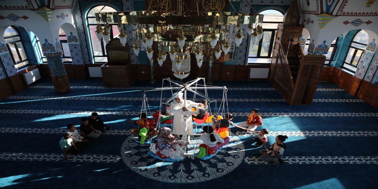 Muradiye’de Camiler Haftası coşkusu: Çocuklar atlı karınca ve pamuk şekerle doyasıya eğlendi