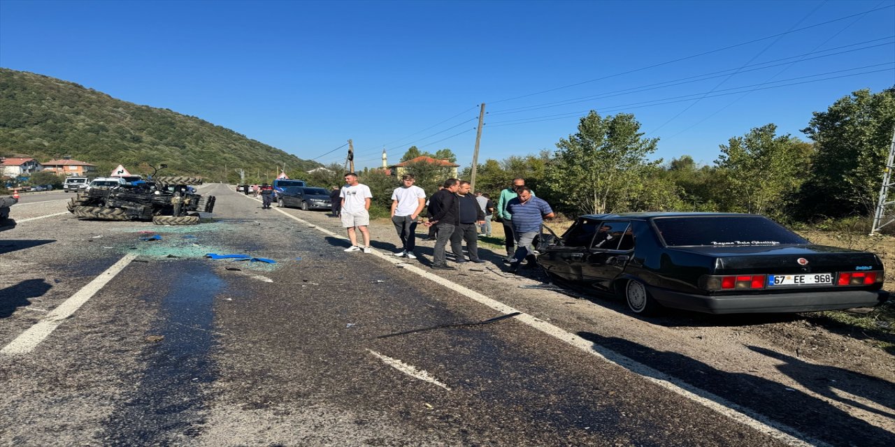 Bartın’da iki otomobil ve traktör çarpıştı: 4 kişi yaralandı