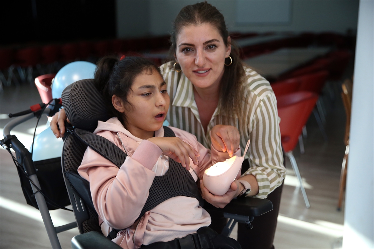 Serebral palsili Zeynep'in yüzü "Taşıma ve pozisyonlama cihazı" ile güldü