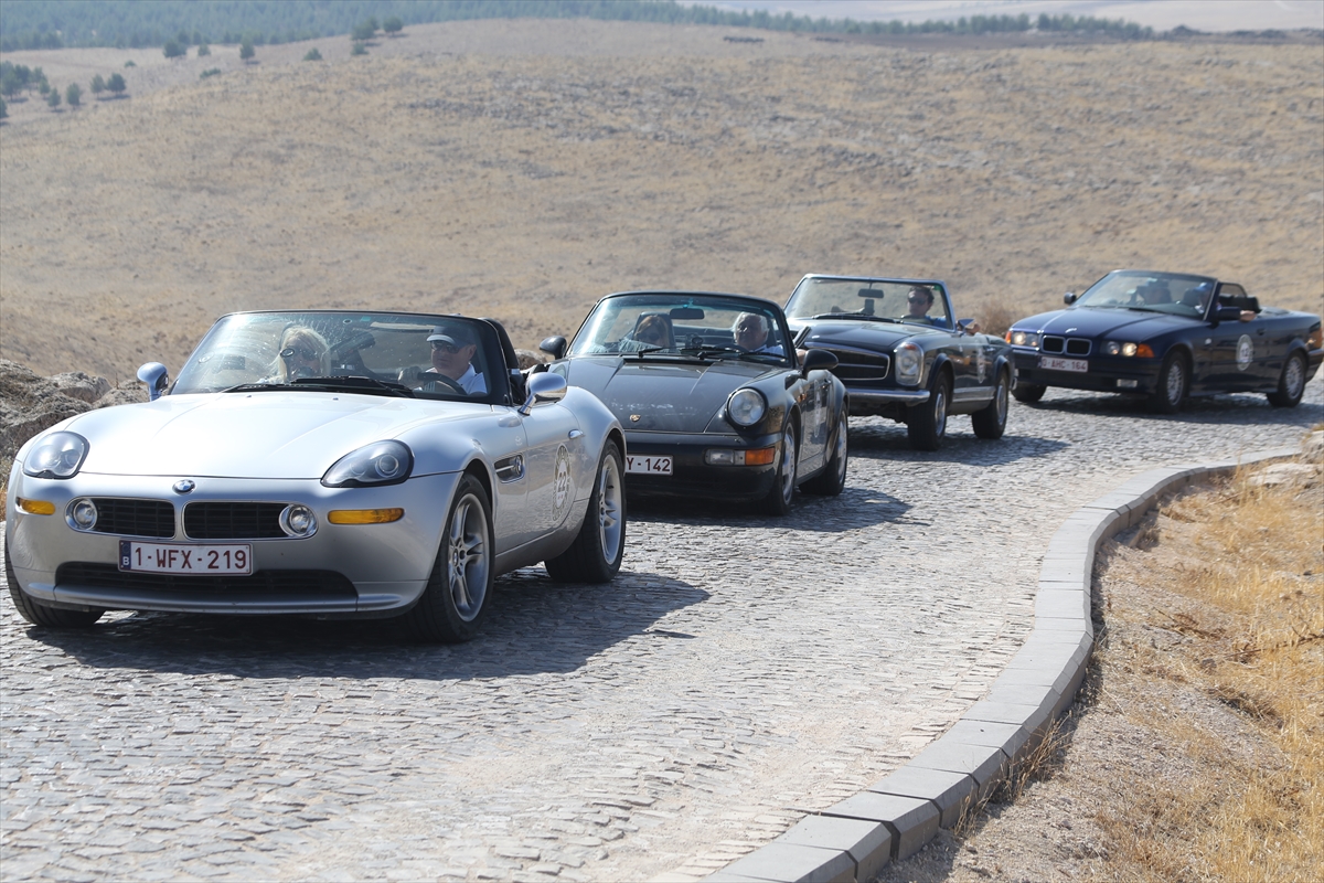 Belçika'dan yola çıkan klasik otomobil tutkunları, Göbeklitepe'yi gezdi
