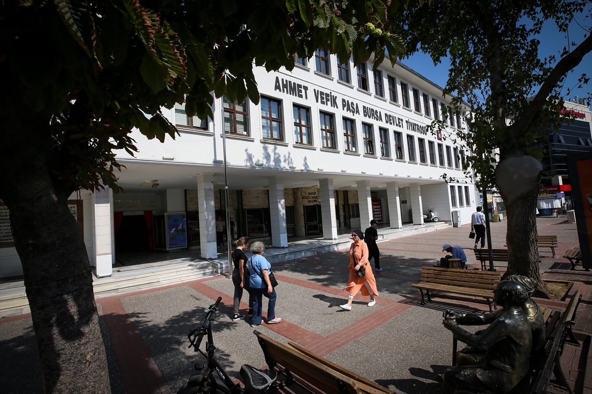 Bursa'nın simgelerinden Ahmet Vefik Paşa Bursa Devlet Tiyatrosu binası 85 yıldır ayakta