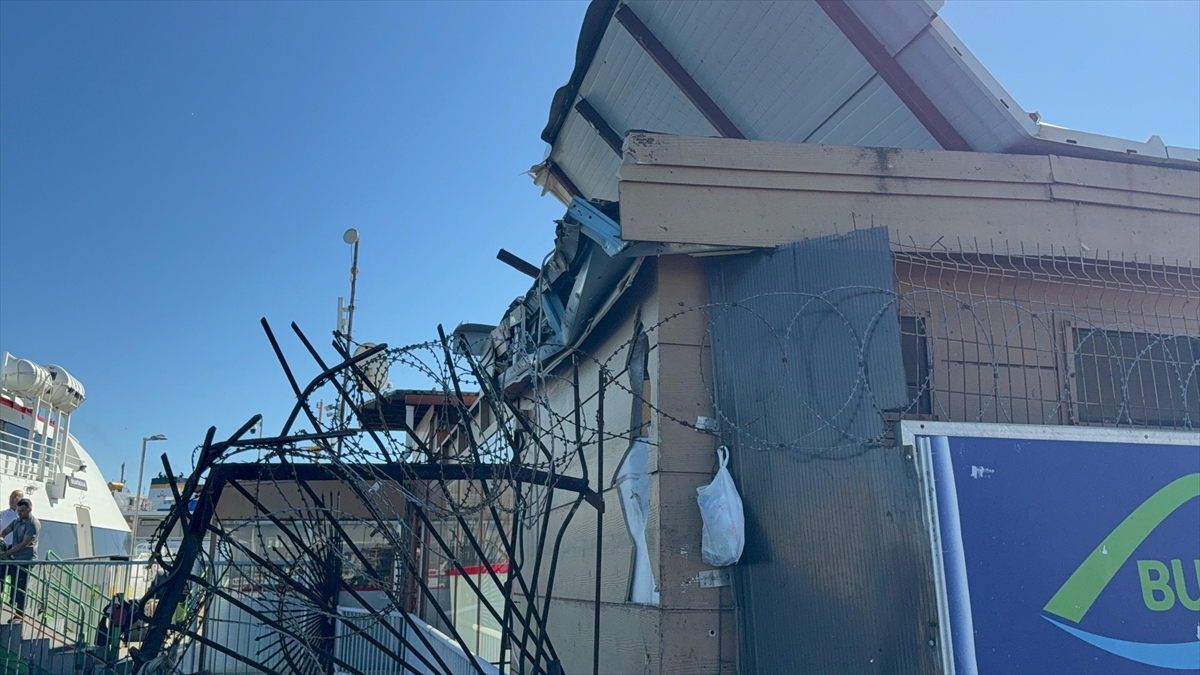 Sirkeci'de arabalı vapur iskeleye çarptı