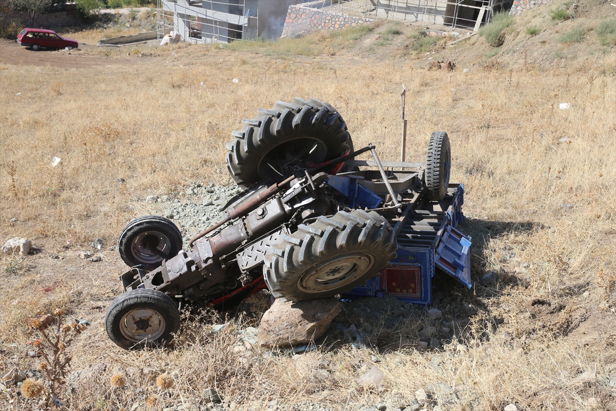 Tokat'ta traktör devrildi 2 kişi yaralandı