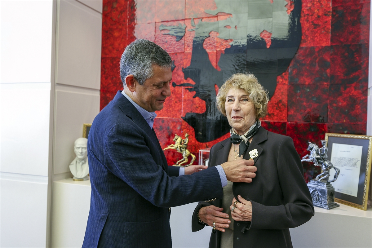 CHP Genel Başkanı Özel yazar Ayşe Kulin'i kabul etti