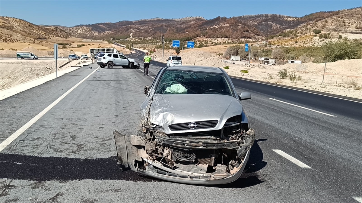Adıyaman'da iki otomobilin çarpıştığı kazada 5 kişi yaralandı