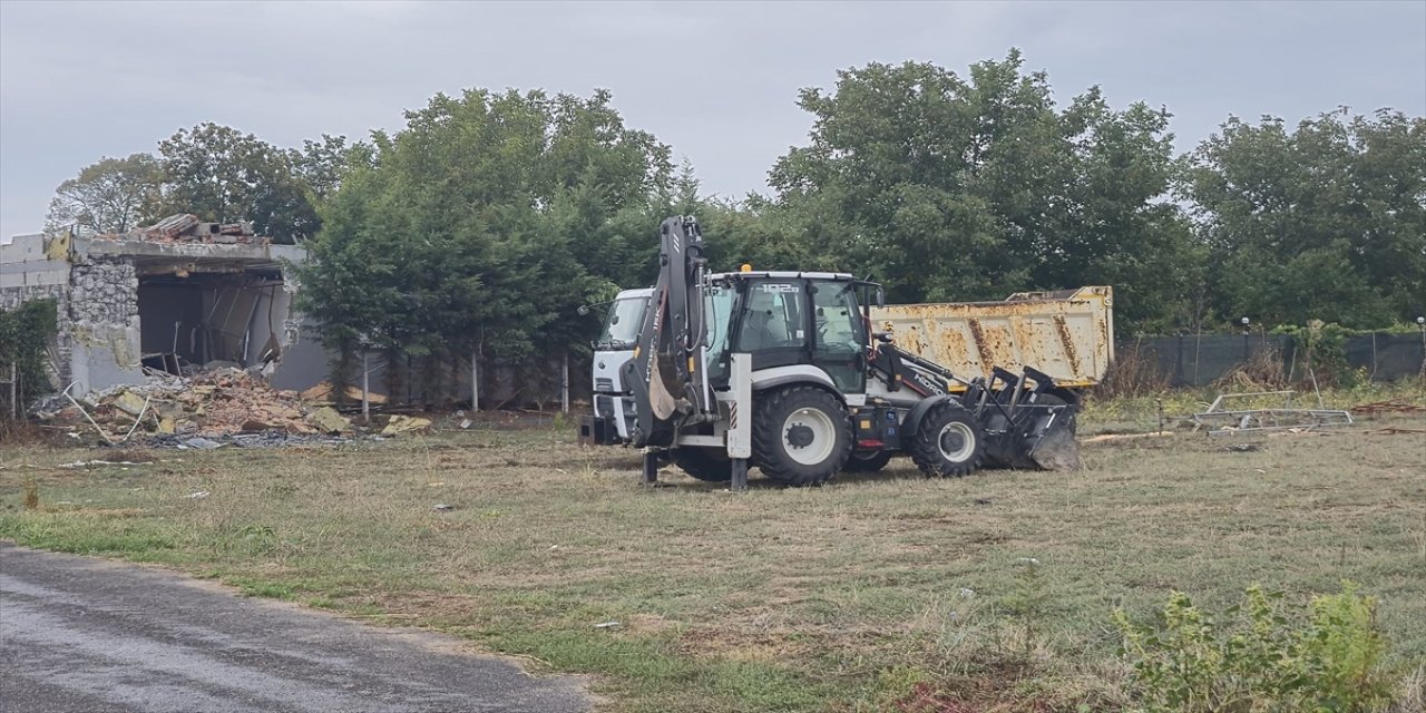 Edirne’de askeri mühimmat deposu yanındaki ruhsatsız villa yıkımına başlandı